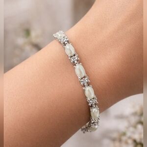 Avon Pearl And Silvertone Bracelet